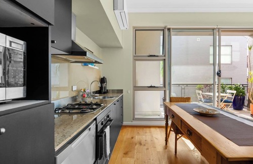 Ultimo Apartamento | Laube 105 Modern Inner city Sanctuary with Balcony