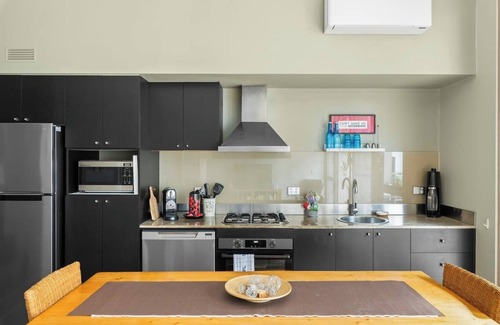 Ultimo Apartamento | Laube 105 Modern Inner city Sanctuary with Balcony