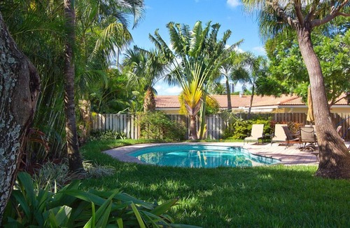 Bel Air Casa | PASEO A LA PLAYA. Patio privado con piscina climatizada