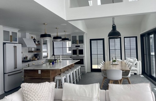 Lauderdale Lakes Casa | Lauderdale Lakes Waterfront Home Docks On Both Sides -Amazing Sunrises & Sunsets