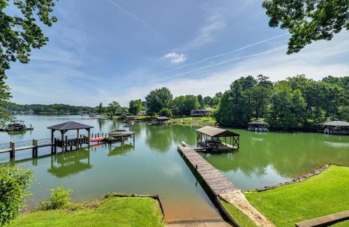 Mount Mourne Casa | Launch and Dock Lake Norman Retreat with Scenic Deck
