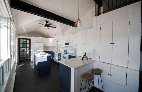 Harrington Cabaña | Laurentian Lakeside Cottage 55, 4-season, 5-bedroom, 3.5 bath cottage sleeps 10