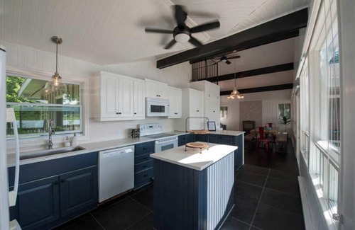 Harrington Cabaña | Laurentian Lakeside Cottage 55, 4-season, 5-bedroom, 3.5 bath cottage sleeps 10
