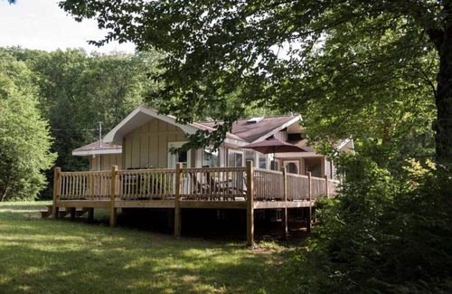 Harrington Cabaña | Laurentian Lakeside Cottage 55, 4-season, 5-bedroom, 3.5 bath cottage sleeps 10
