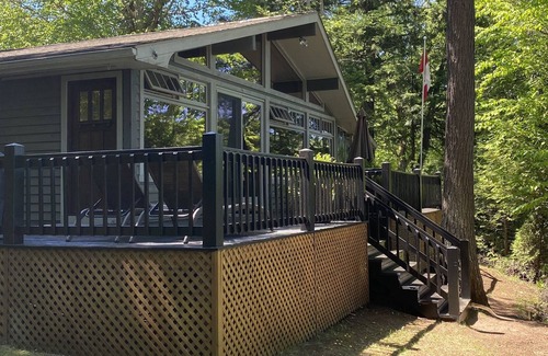 Harrington Cabaña | Laurentian Lakeside Cottage 53, 4-season, 3 bedroom 2 bath cottage sleeps 8