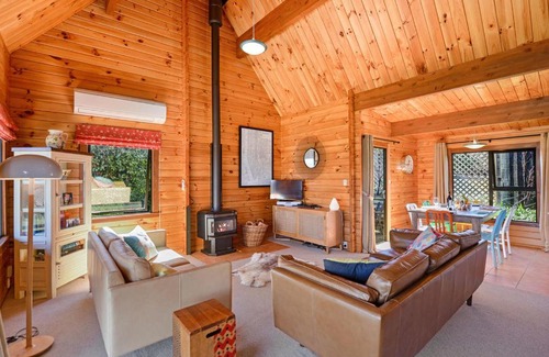 Hanmer Springs Casa | Lavender Cottage - Hanmer Springs Holiday Home