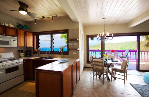 Estate Enighed Condominio | Ático Lavender Hill con grandes vistas de Cruz Bay Beach, arrecifes e islas más allá