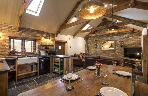 Tiers Cross Casa | Lavender - Luxurious Barn Conversion - Blossom Farm