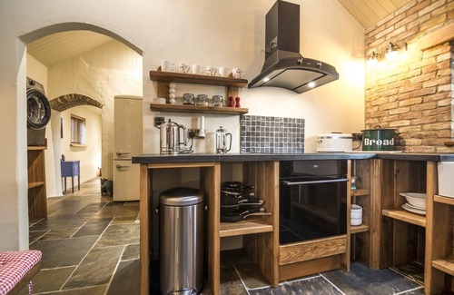 Tiers Cross Casa | Lavender - Luxurious Barn Conversion - Blossom Farm