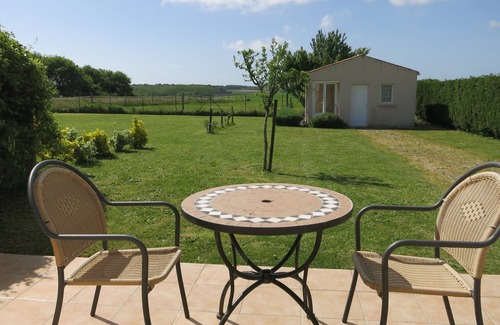 Etaules Casa | Lavender View es una acogedora casa de campo para 2 con vistas lejanas