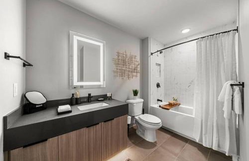 North Buckhead Apartamento | Lavish 2BD/2BA Luxury Retreat w/ Premium Amenities