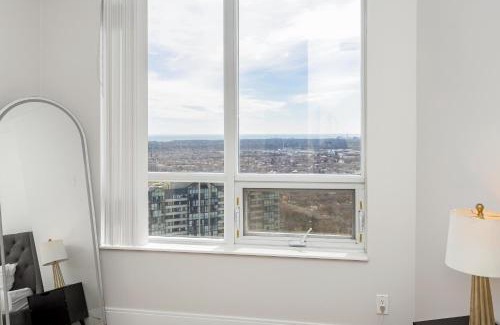 Downtown Mississauga Apartamento | Lavish 2BR 2Bath Condo Steps to Square One Mall