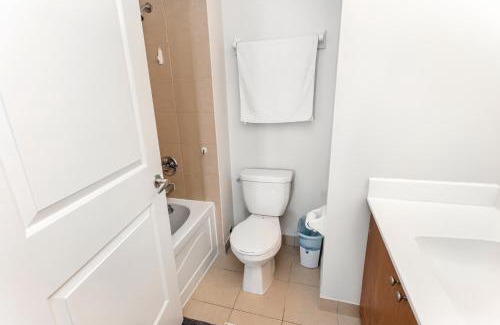 Downtown Mississauga Apartamento | Lavish 2BR 2Bath Condo Steps to Square One Mall