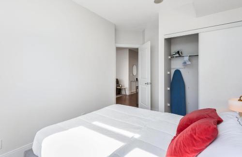 Downtown Mississauga Apartamento | Lavish 2BR 2Bath Condo Steps to Square One Mall