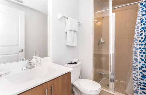 Downtown Mississauga Apartamento | Lavish 2BR 2Bath Condo Steps to Square One Mall