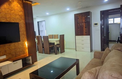 Malad West Apartamento | Lavish and cozy, 2-bedroom apartment in Malad West, opposite Infinity 2 mall.