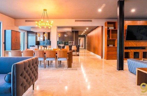 El Centenario Apartamento | Lavish Bayview Penthouse, Beachfront Complex!