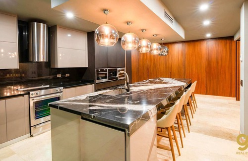 El Centenario Apartamento | Lavish Bayview Penthouse, Beachfront Complex!