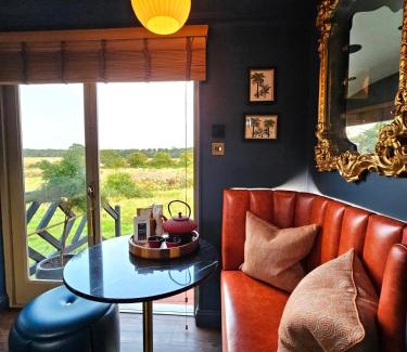 Chessington Casa | Lavish Country Retreat 30mins Taxi Ride From West London
