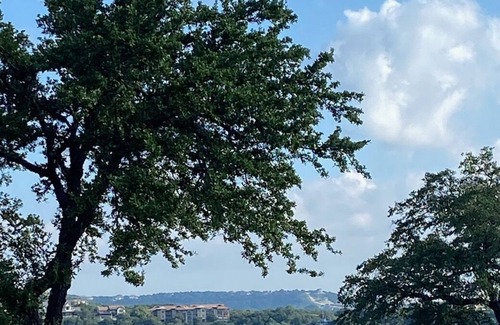 Emerald Point Condominio | Lavish Lake Travis condo with breathtaking views!