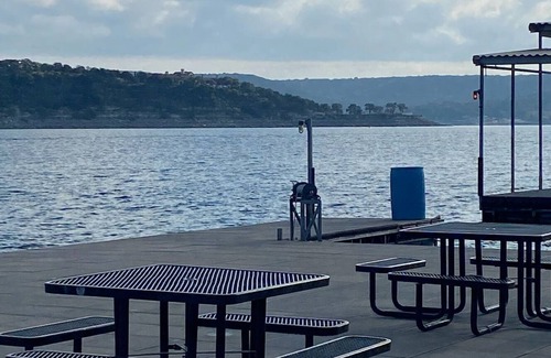 Emerald Point Condominio | Lavish Lake Travis condo with breathtaking views!