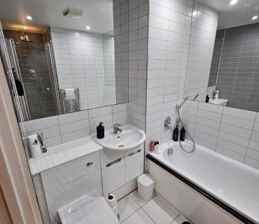 Canning Town South Apartamento | Lavish London Apartment - Secure with parking