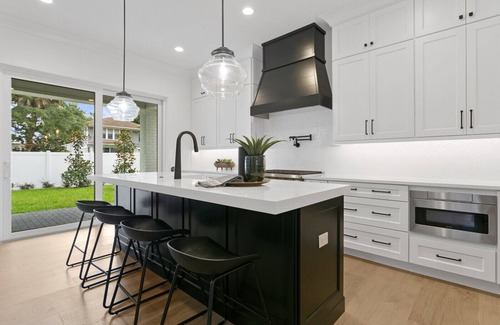 SoHo Casa | Lavish & Spacious Home in Walkable Hyde Park