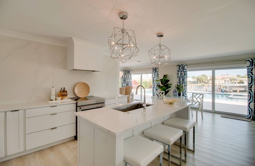 Moorings Casa | ¡NUEVO! Espléndido Vero Beach Escape con piscina, bañera de hidromasaje + muelle
