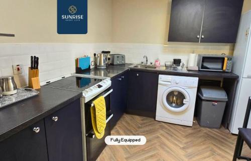 Dundee Apartamento | LAW 1 - INVOICE and REDUCED PRICE are only by SUNRISE SHORT LETS DUNDEE, 4 Rooms, 4 Beds with TV's and Fans, BRAND NEW FURNITURE, FRESHLY REDECORATED Rooms, Free Private Parking, Fully Equipped, Group Favourite, 5 mins TO CENTRE - Long Stays