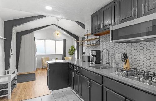 Lawrenceville Apartamento | Lawrenceville Central !1 Modern and Cozy One Bedroom Apartment with Free Street Parking