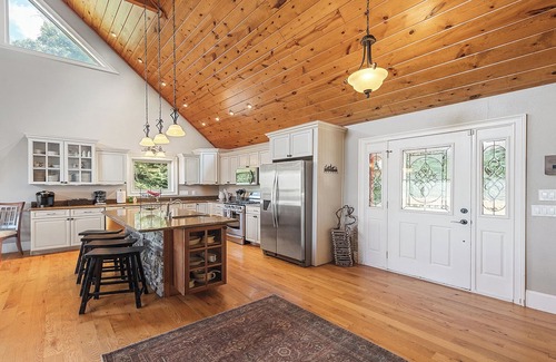 Waynesville Casa | Layered Mtn Views, Privacy, Firepit, HOT TUB, High Speed Wifi, Game Room.