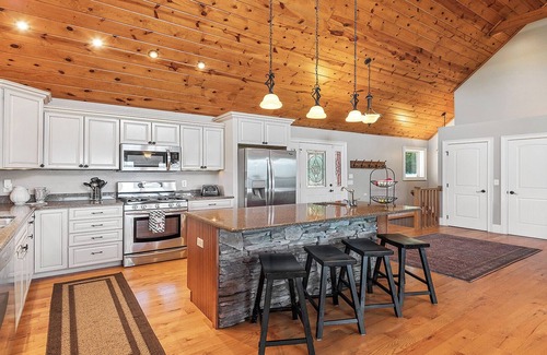 Waynesville Casa | Layered Mtn Views, Privacy, Firepit, HOT TUB, High Speed Wifi, Game Room.