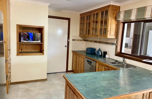 Lake Albert Casa | Layla's Lakeside 4 bedroom lakeside home with yard, air con & close to shops.