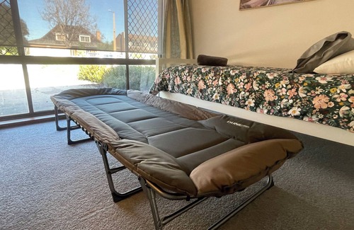 Lake Albert Casa | Layla's Lakeside 4 bedroom lakeside home with yard, air con & close to shops.