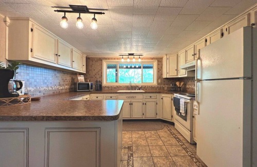 Lewistown Casa | Lazy Bass Lodge | Riverfront & Porch Views + Boat Launch