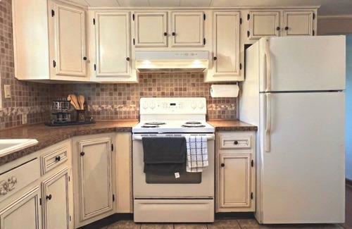Lewistown Casa | Lazy Bass Lodge | Riverfront & Porch Views + Boat Launch