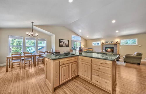 Tahoe Paradise Cabina | Lazy Bear Cabin- 3 ski areas nearby, Families, Pets-Fenced Yard, Foosball Fun
