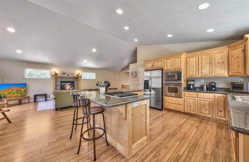 Tahoe Paradise Cabina | Lazy Bear Cabin- 3 ski areas nearby, Families, Pets-Fenced Yard, Foosball Fun