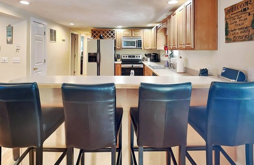 Thayerville Casa | Lazy Bear Cabin | Fantastic Location, Hot Tub