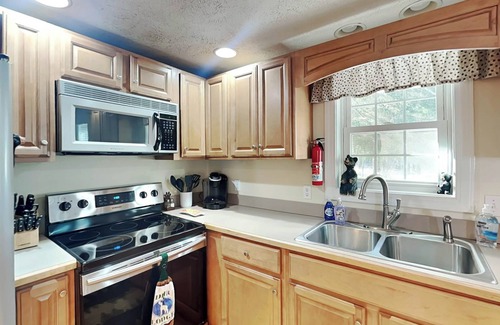 Thayerville Casa | Lazy Bear Cabin | Fantastic Location, Hot Tub