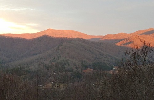 Hiawassee Cabina | Lazy Bear Cabin with views of the Blue Ridge Mountains and local attractions