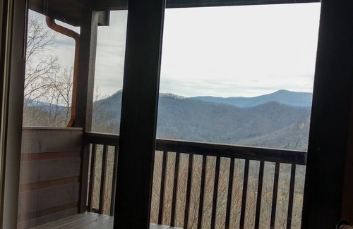Hiawassee Cabina | Lazy Bear Cabin with views of the Blue Ridge Mountains and local attractions