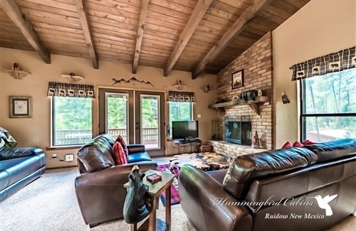 Ruidoso Cabina | Lazy Bear Lodge: 'Relaxation achieved' with hot tub.