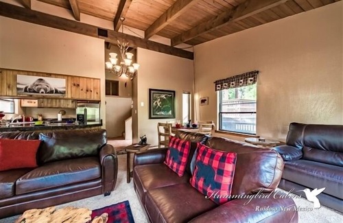 Ruidoso Cabina | Lazy Bear Lodge: 'Relaxation achieved' with hot tub.
