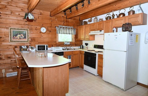 Berkeley Springs Casa | Lazy Bear Retreat - Classic Cabin!