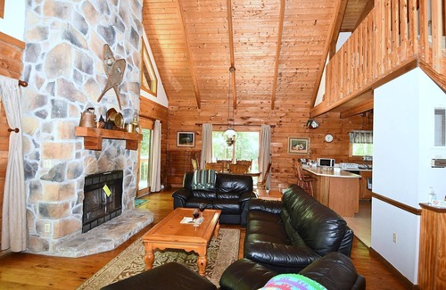 Berkeley Springs Casa | Lazy Bear Retreat - Classic Cabin!