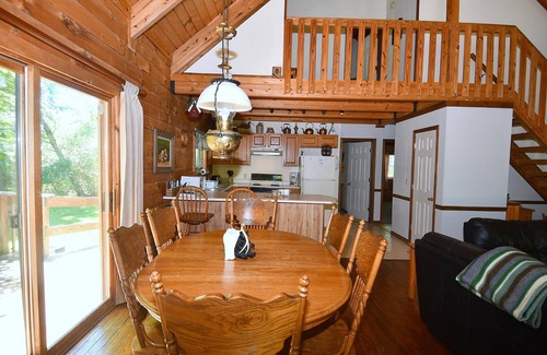 Berkeley Springs Casa | Lazy Bear Retreat - Classic Cabin!