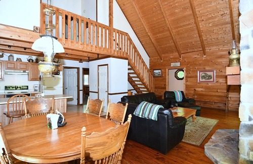 Berkeley Springs Casa | Lazy Bear Retreat - Classic Cabin!