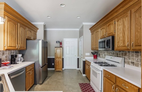 Leesville Casa | Lazy Days on Lakeshore - Kayaks, Fireplace, and more!