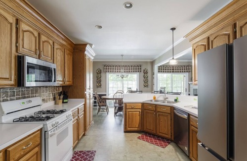 Leesville Casa | Lazy Days on Lakeshore - Kayaks, Fireplace, and more!